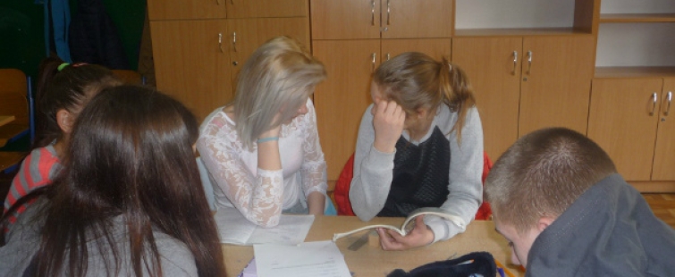 Powiększ obraz: Uczniowie podczas lekcji chemii